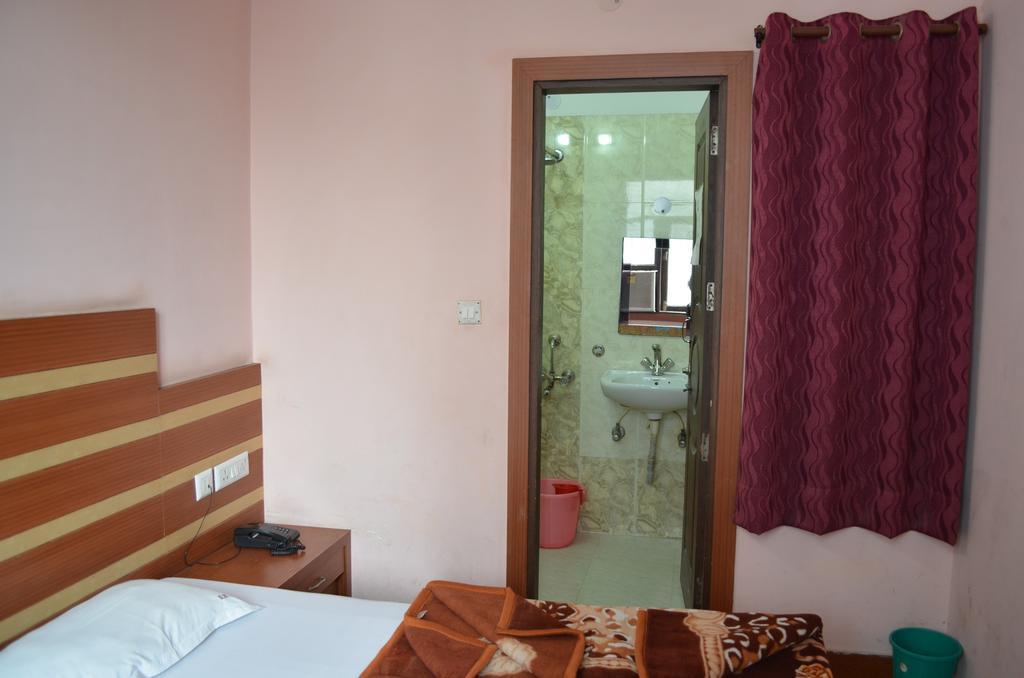 Hotel S B Inn New Delhi Bagian luar foto