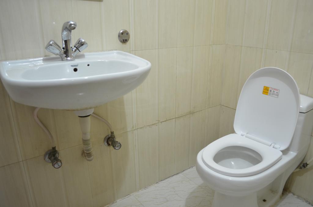 Hotel S B Inn New Delhi Bagian luar foto