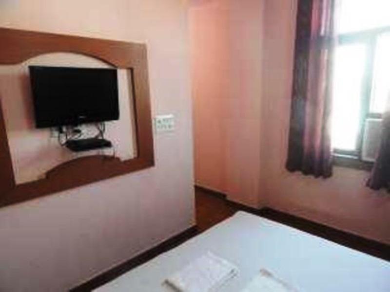 Hotel S B Inn New Delhi Bagian luar foto