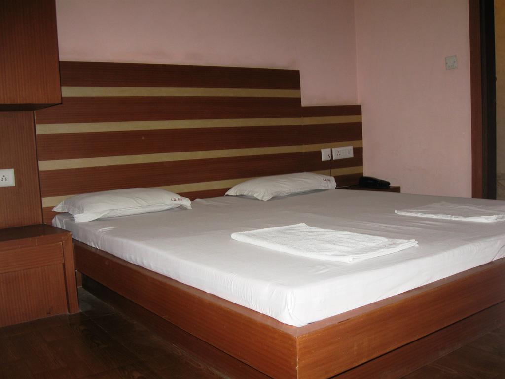 Hotel S B Inn New Delhi Bagian luar foto